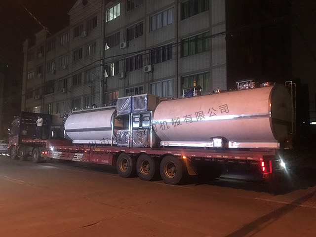 10T两仓卧式制冷罐装车